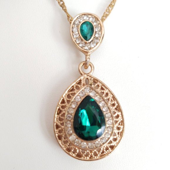 Ornate faux emerald and rhinestone gold pendant necklace - Picture 3 of 10